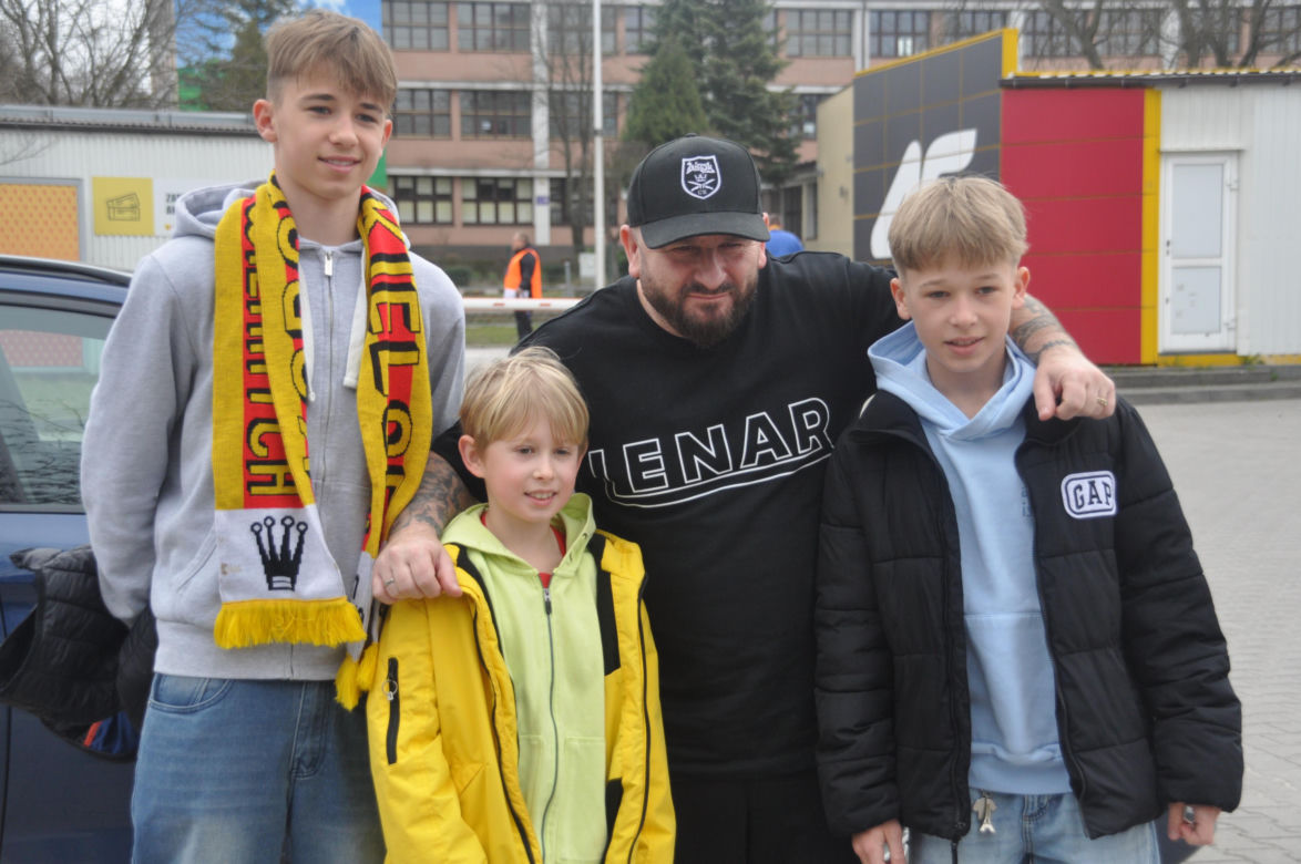 Liroy z młodymi kibicami Korony Kielce