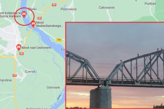 Góra Kalwaria: młodzi ludzie szli po przęsłach mostu kilkadziesiąt metrów nad Wisłą