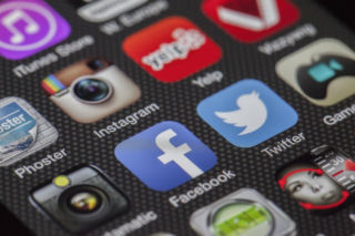 Czy odpoczniemy z telefonem w ręku? Przeglądanie social mediów może nam to utrudnić