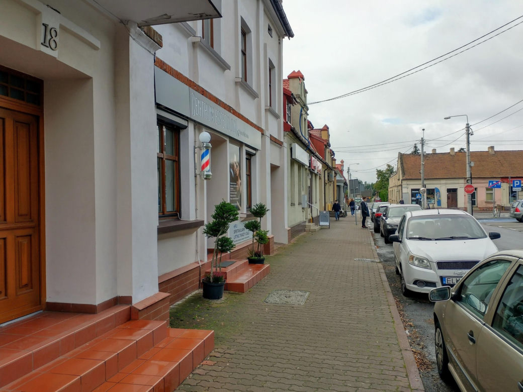 Leży na pograniczu dwóch historycznych krain. Jedno z najpiękniejszych miast w woj. łódzkim