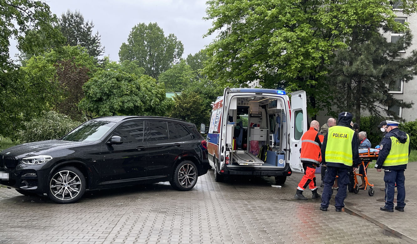 Starsza pani została przewieziona do szpitala. 