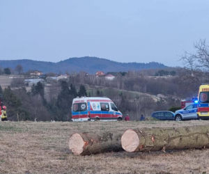 Wypadek koło Tarnowa: 10-latek spadł z ciągnika. Lądował LPR