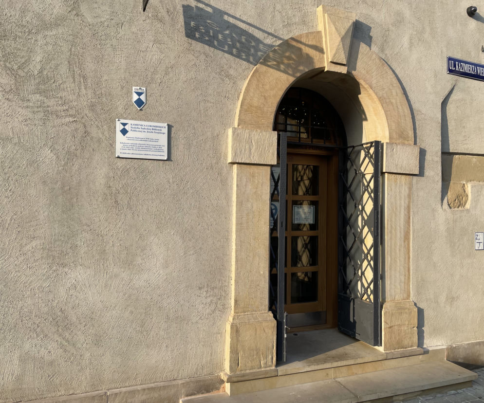 Wyremontowane wejście do Sądeckiej Biblioteki Publicznej