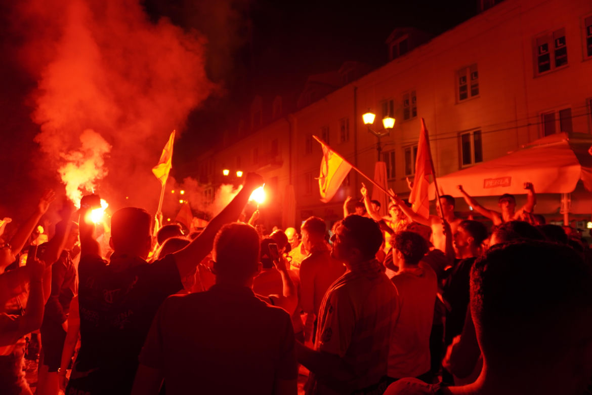 Feta w Białymstoku po mistrzostwie Polski. Tak bawili się kibice Jagiellonii Białystok