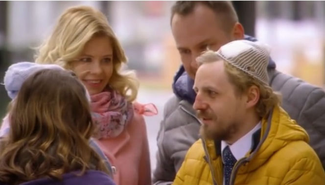 O mnie się nie martw 2 sezon odc. 13. Krzysiek Małecki (Paweł Domagała), Ewelinka (Ewelina Serafin)