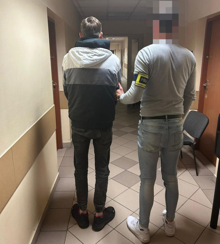 Nie chciał mu przygotować ciepłej przekąski w sklepie. Klient go pchnał, kasjer wyciągnął pałę i rozpętało się piekło!