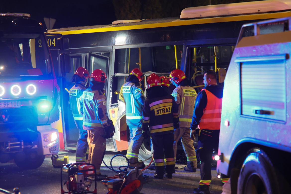 Wypadek z udziałem autobusu i ciężarówki w Warszawie (23.10.2025)