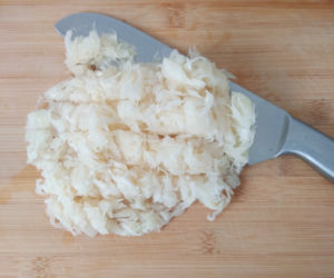 Prosta surówka z kiszonej kapusty krok po kroku