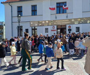 Polonez maturzystów z I LO na rynku w Ostrzeszowie