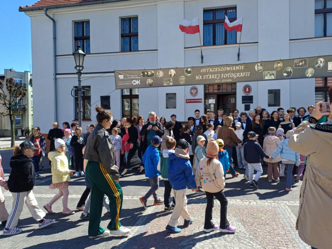 Polonez maturzystów z I LO na rynku w Ostrzeszowie