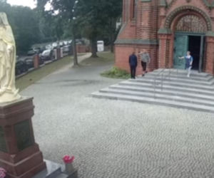 Złamał księdzu szczękę