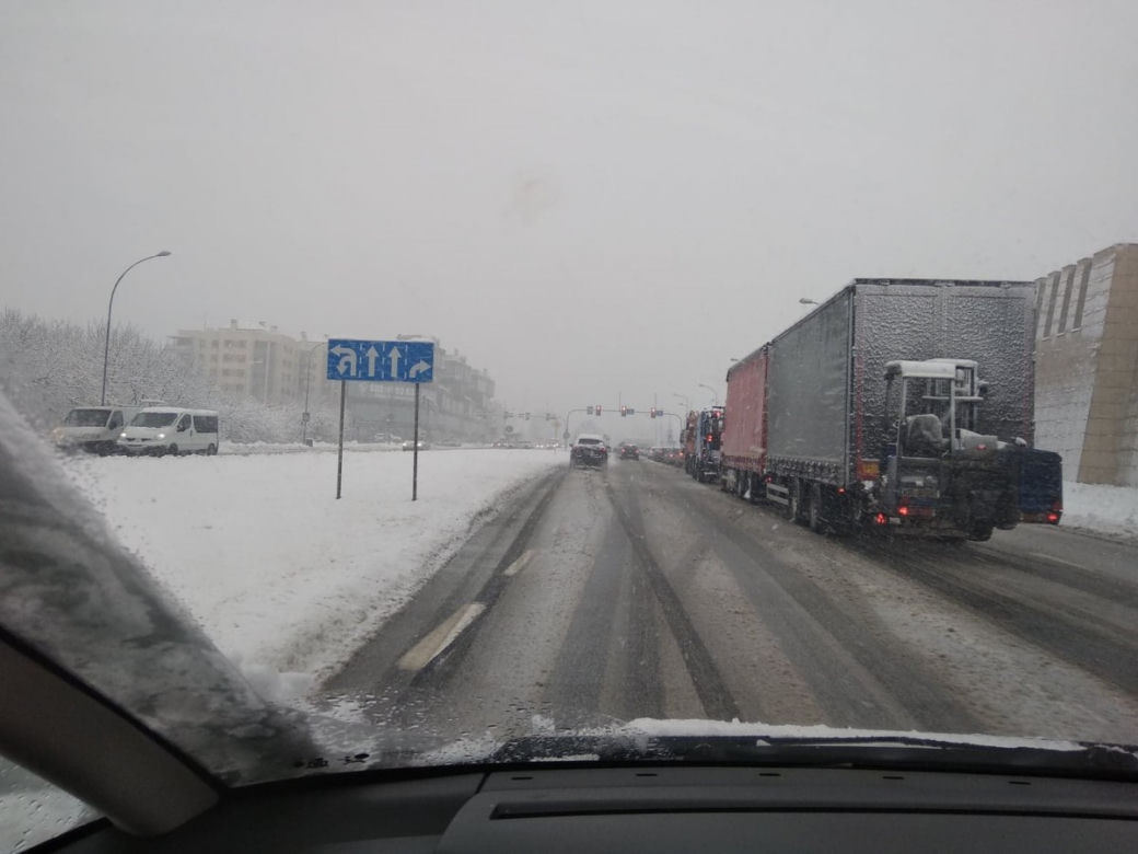 FATALNE warunki na drogach Rzeszowa. Śnieżny ARMAGEDON! [ZDJĘCIA]