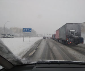 FATALNE warunki na drogach Rzeszowa. Śnieżny ARMAGEDON! [ZDJĘCIA]