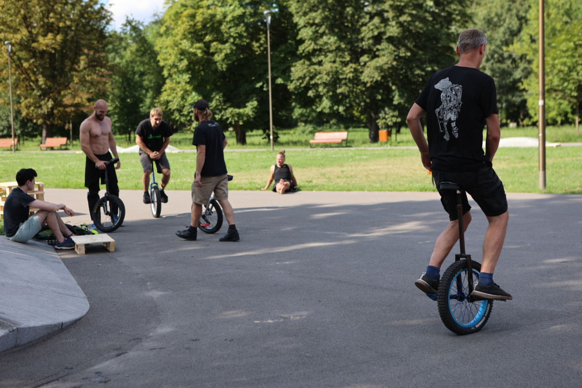 Monocyklowy trial w Parku Ludowym w Lublinie w ramach Europejskiej Konwencji Żonglerskiej