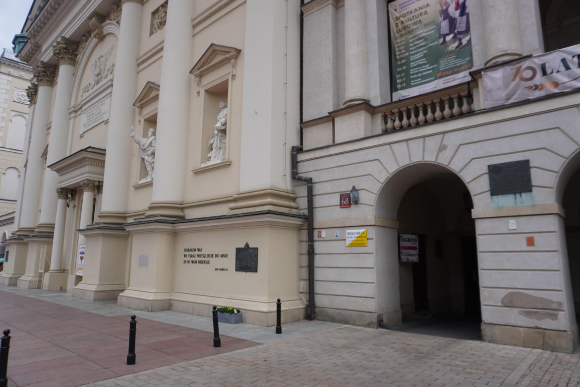 Tu znajduje się wejście do ogrodu