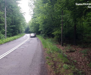 Motocyklista z bronią maszynową w plecaku uciekał policjantom. Sceny jak z filmu akcji w podrybnickich Świerklanach [WIDEO]