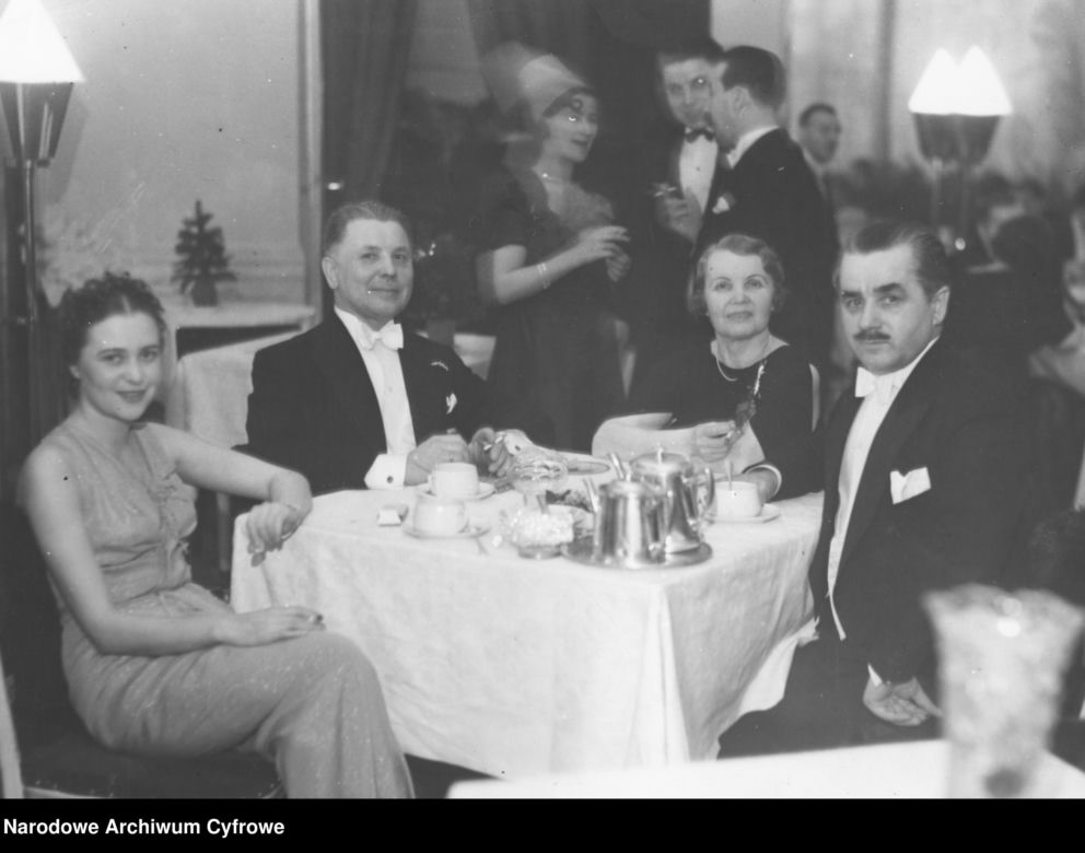 Sylwestrowe bale w II RP. Elegancja, szampan i mazur o północy