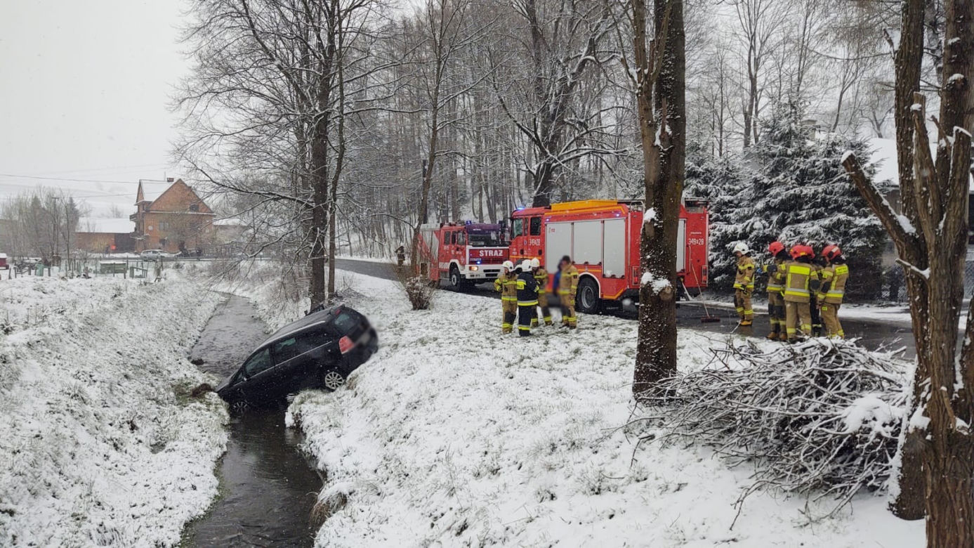 Opel wpadł do potoku po zderzeniu z innym samochodem. Kierowca został uwięziony