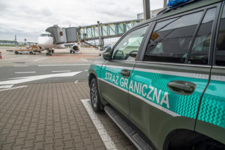 Pasażer z Izraela szalał na pokładzie, Chińczyk robił zakazane zdjęcia. Dwie interwencje na Lotnisku Chopina