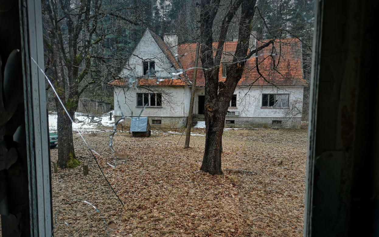 Opuszczona stacja kolejowa w sercu puszczy na Podlasiu