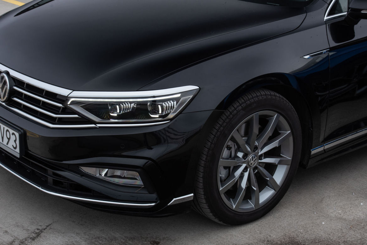 Volkswagen Passat Elegance vs Skoda Superb Sportline
