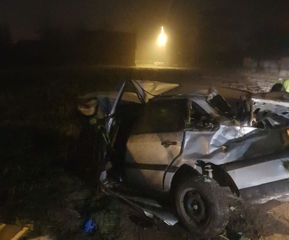 Wjechał w stertę eternitu i dachował. 20-latek miał ponad 2 promile