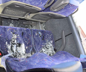Znak drogowy wbił się w szybę  autobusu!