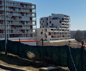 Rolnik sprzedał ziemię deweloperowi. Powstaną bloki. Mieszkańcy protestują
