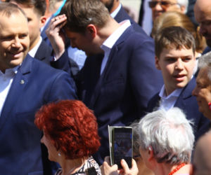 Nawrocki na procesji z rodziną