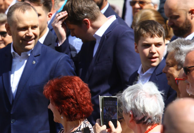 Nawrocki na procesji z rodziną