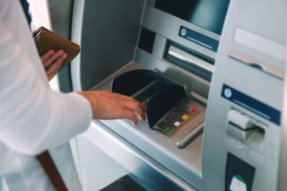 Co zrobić, kiedy bankomat zjadł nam kartę albo pieniądze? Wyjaśniamy 