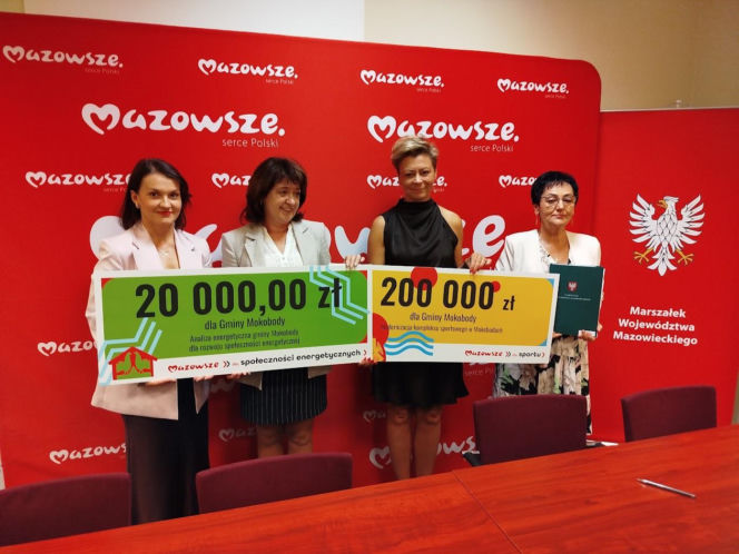 Mazowsze - podpisanie umów na inwestycje energetyczne oraz remont boiska w Mokobodach