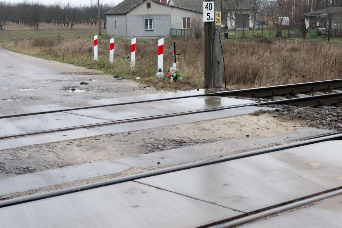 Makabryczny wypadek w Manach. Anielka i Jasio spoczęli w trumnie z mamusią. Minęły dwa lata od tej tragedii