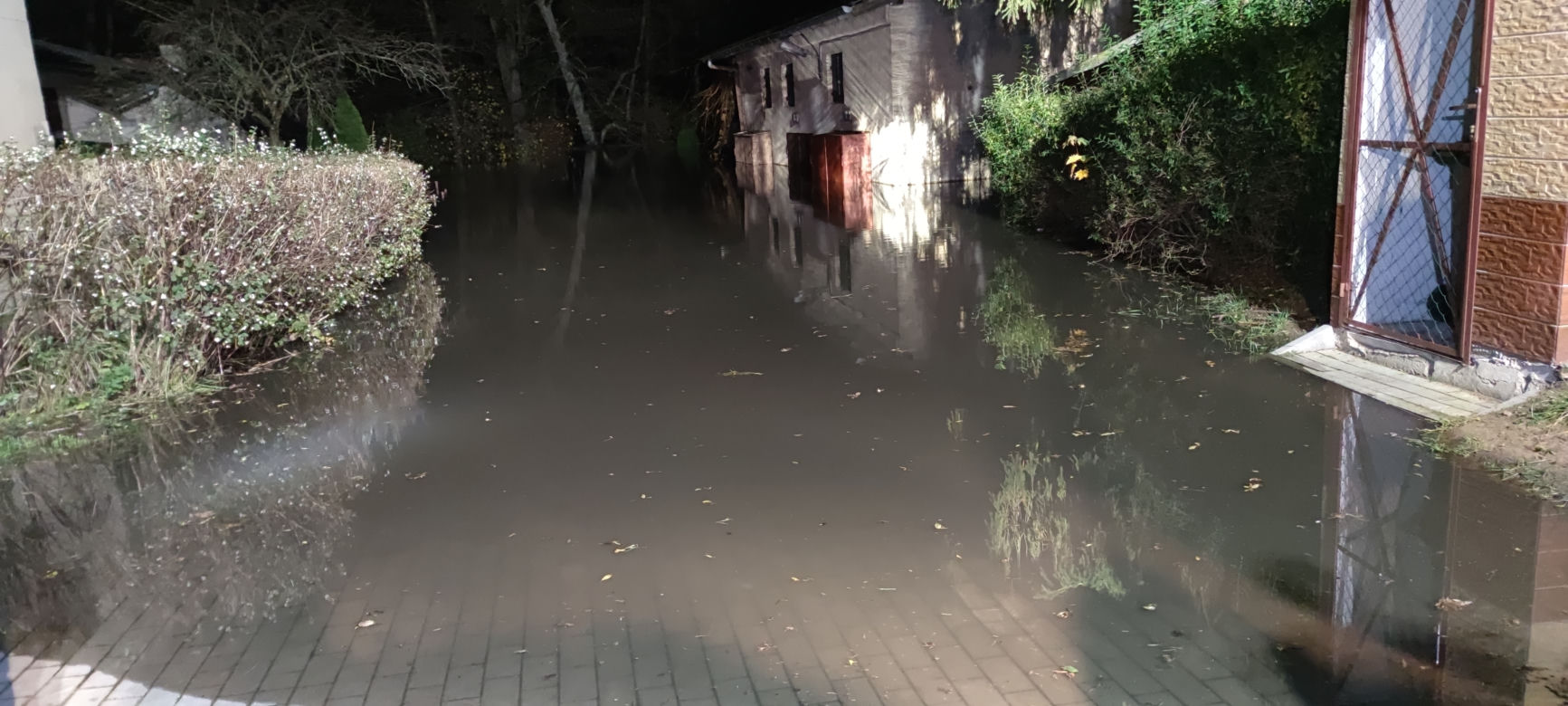 Łobez. Sytuacja jest kryzysowa, woda zagraża mieszkańcom. Zawalił się most, zamknięto drogi 