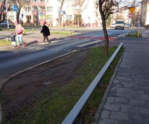 Absurd na ul. Kronikarza Galla. Drogowcy postawili barierki od strony... chodnika!