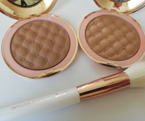 Bronzer bez plam? Ta prosta technika daje efekt naturalnej, „muśniętej słońcem” skóry