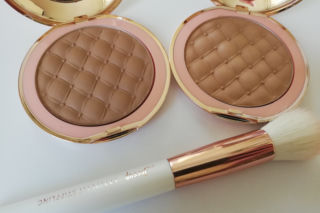 Bronzer bez plam? Ta prosta technika daje efekt naturalnej, „muśniętej słońcem” skóry