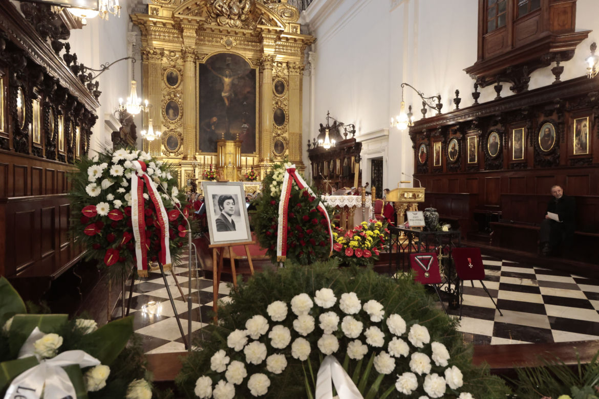 Wzruszające napisy na szarfach na pogrzebie Jerzego Połomskiego