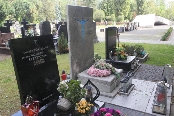 Grób gen. Skrzypczaka w pierwszą rocznicę śmierci