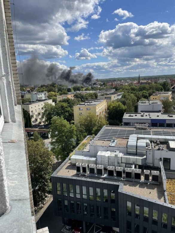 Kłęby czarnego dymu nad Toruniem. Pożar w centrum miasta