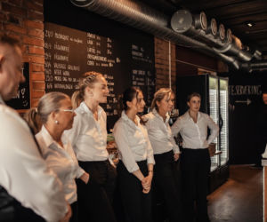 Polska rodzina serwowała obiad królowi Szwecji na polskiej zastawie i ręcznie wyszytych obrusach z Polski!