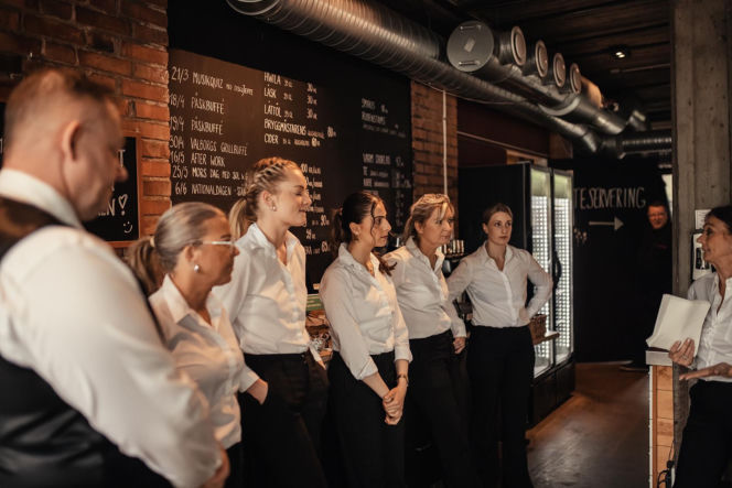 Polska rodzina serwowała obiad królowi Szwecji na polskiej zastawie i ręcznie wyszytych obrusach z Polski!