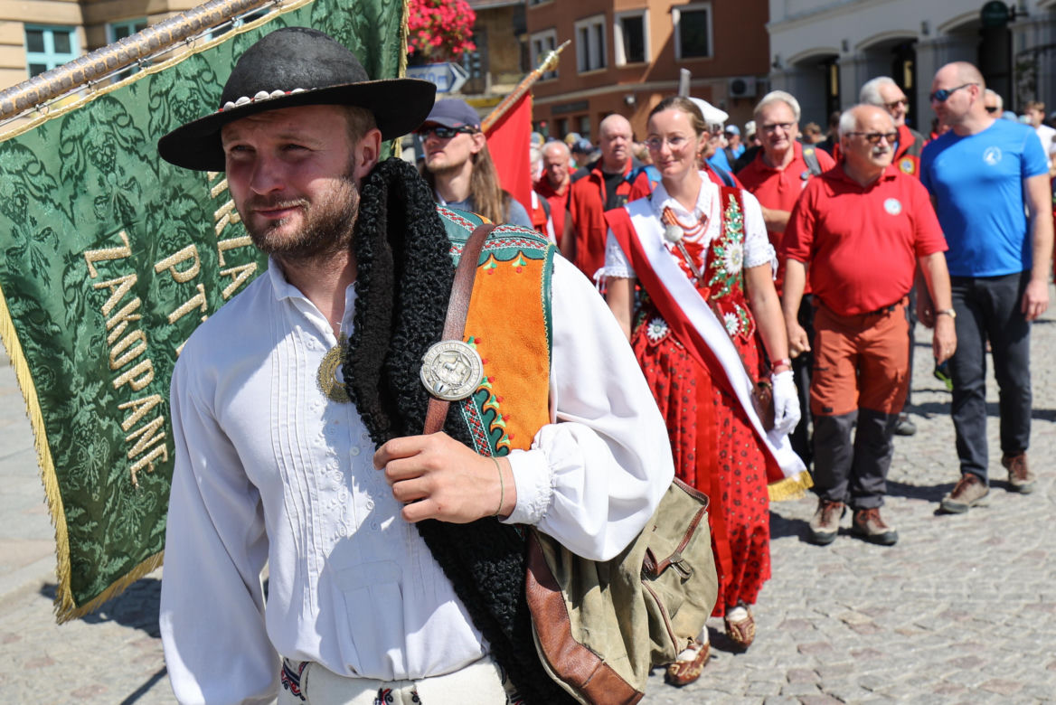 150-lecie przewodnictwa tatrzańskiego. Przemarsz przewodników po Krupówkach w Zakopanem