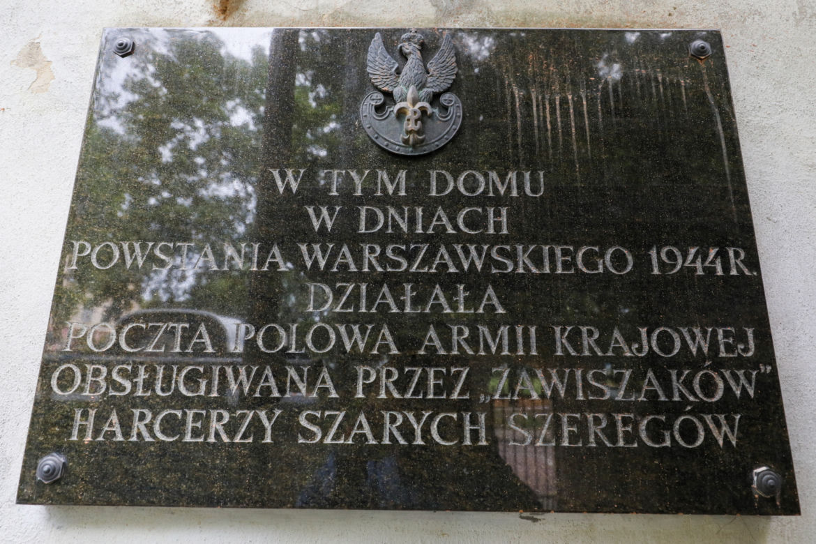 Tablica na budynku przy ul. Tynieckiej 26 