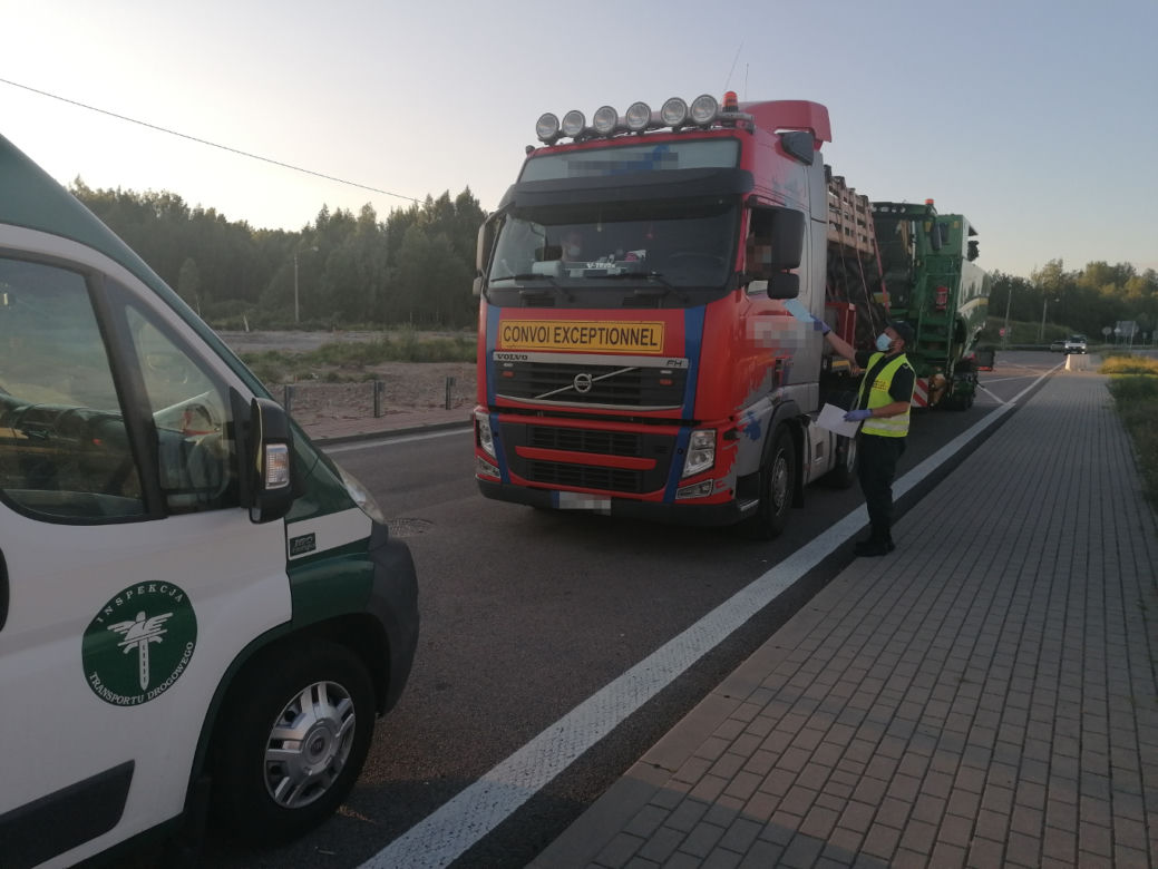 12 mandatów za nieprawidłowy przewóz kombajnu
