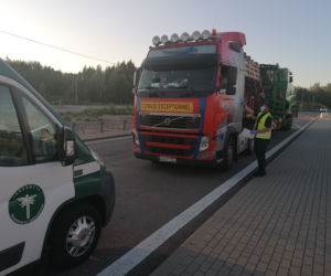 12 mandatów za nieprawidłowy przewóz kombajnu