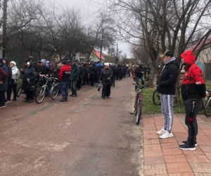 Tłumy Ukraińców stoją w kolejce po psie jedzenie