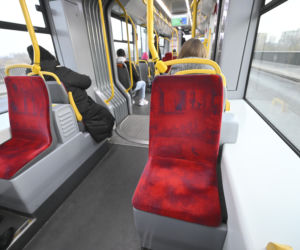 Koniec ze spaniem na siedzeniach w komunikacji miejskiej. Radni przegłosowali uchwałę