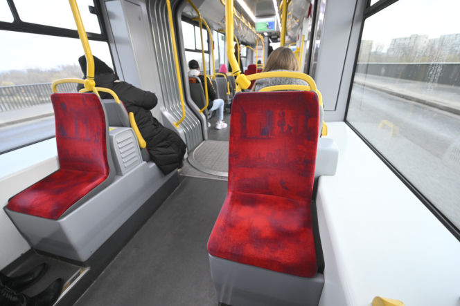 Koniec ze spaniem na siedzeniach w komunikacji miejskiej. Radni przegłosowali uchwałę