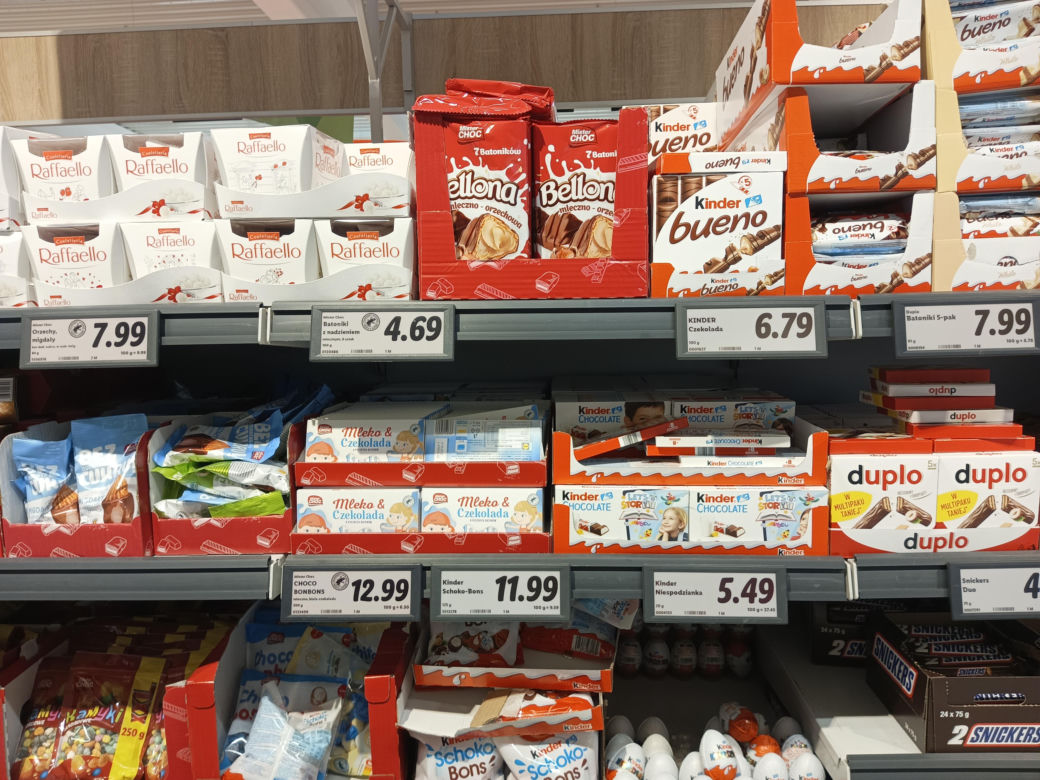 Porównaliśmy ceny w polskim i niemieckim markecie. Gdzie zarobimy tańsze zakupy na Wielkanoc? 